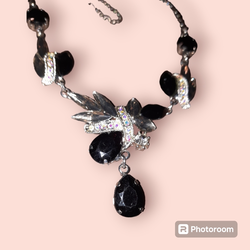 EUC crystal rhinestone dressy necklace silvertone adjustable length